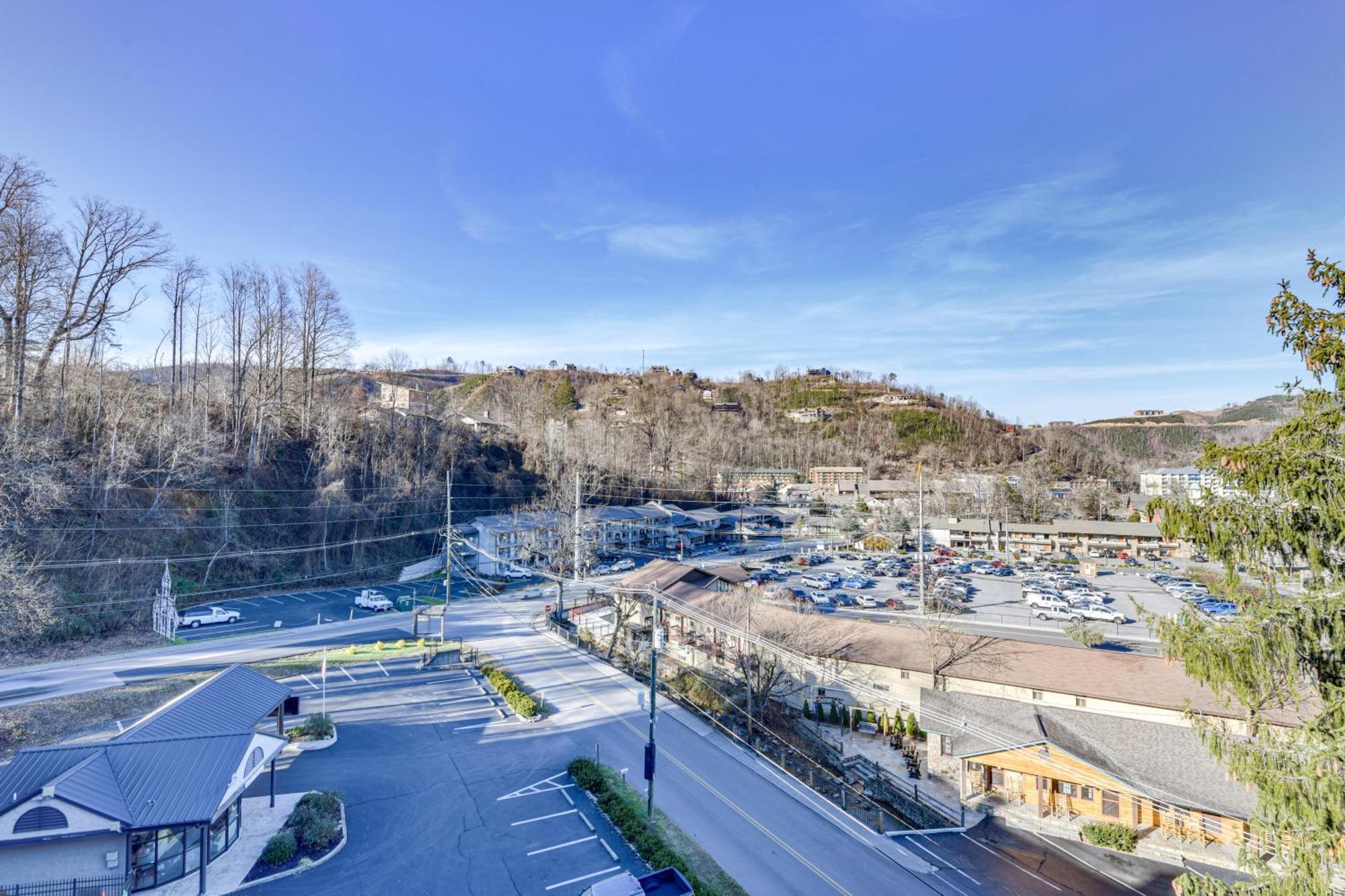 Downtown Gatlinburg Condo With Community Pool! Eksteriør billede